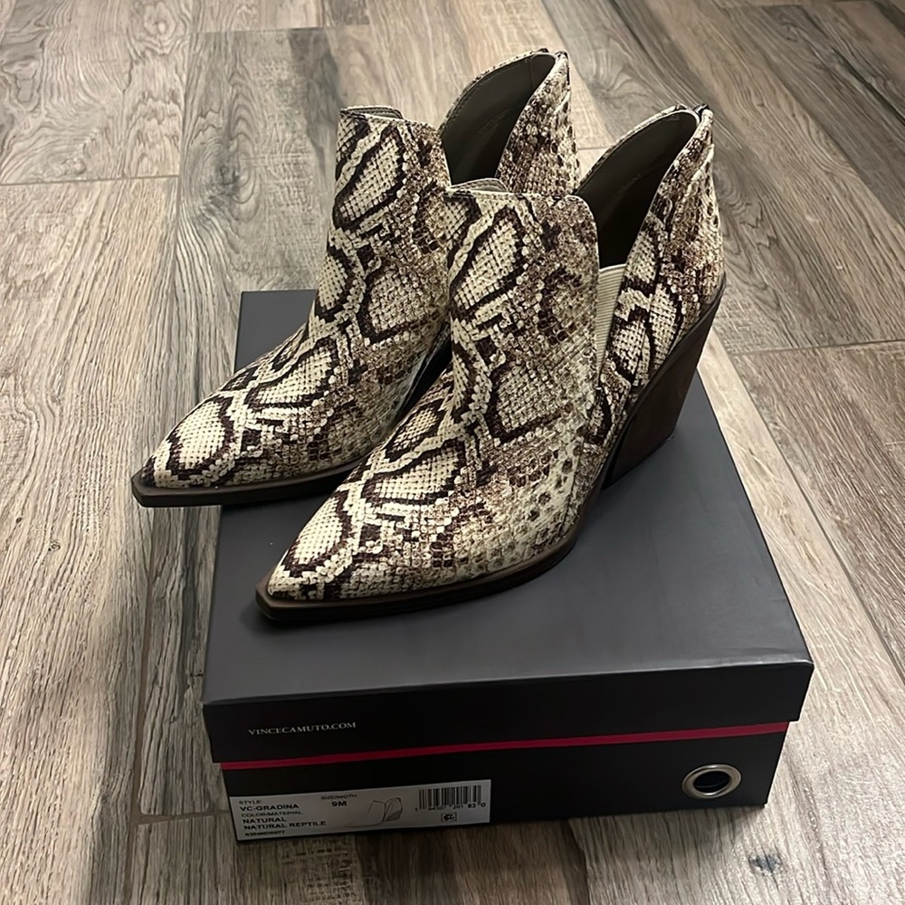 Like New Vince Camuto Gradina Ankle Boots